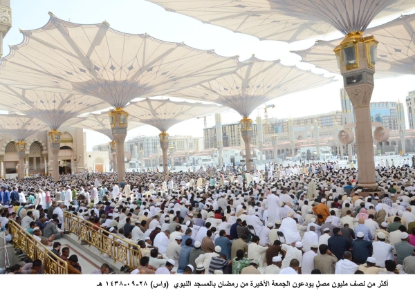 آلاف المصلين في المسجد النبوي الشريف. (عكاظ)