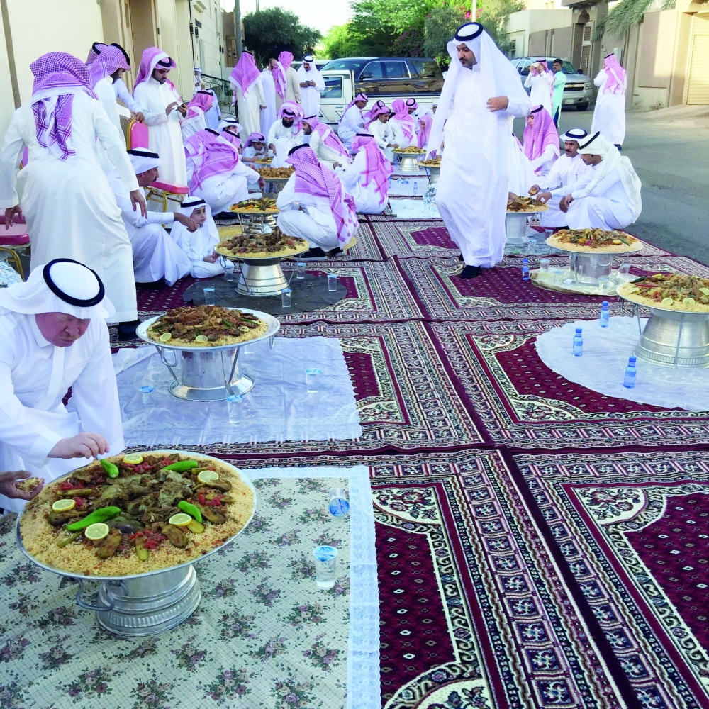 





موائد العيد تنتشر في شوارع حائل. (تصوير: راشد الثويني)