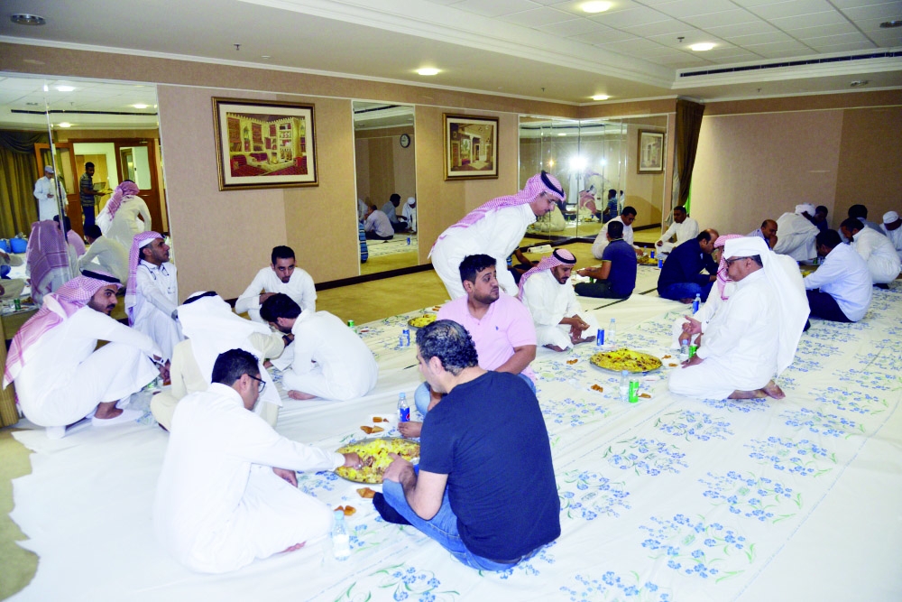 





أسرة تحرير «عكاظ» يتناولون طعام الغداء في أول أيام العيد. (تصوير: موسى الأحمري)