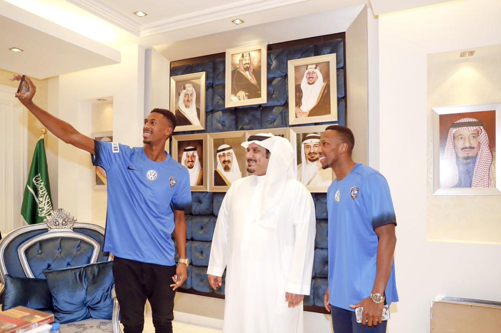 



كنو يلتقط سيلفي مع رئيس الهلال واللاعب الجديد حسن كادش.