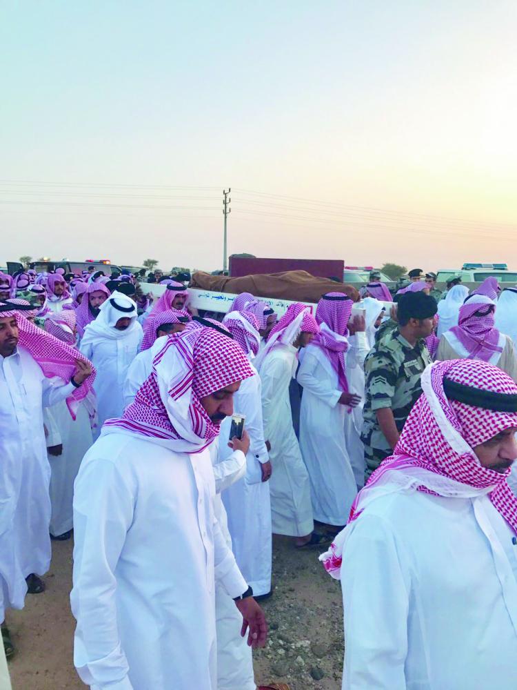 تشييع جثمان الشهيد العتيبي في مقبرة الشهداء بالجروية الشرقية بمنطقة كلاخ أمس. (تصوير: محمد الزيادي)