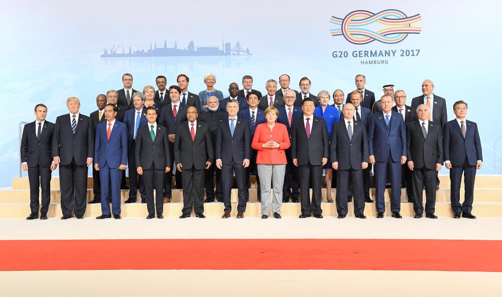 



قادة وممثلو قمة العشرين في صورة جماعية قبيل انطلاقة «G20» أمس (الجمعة) في هامبورغ بألمانيا.