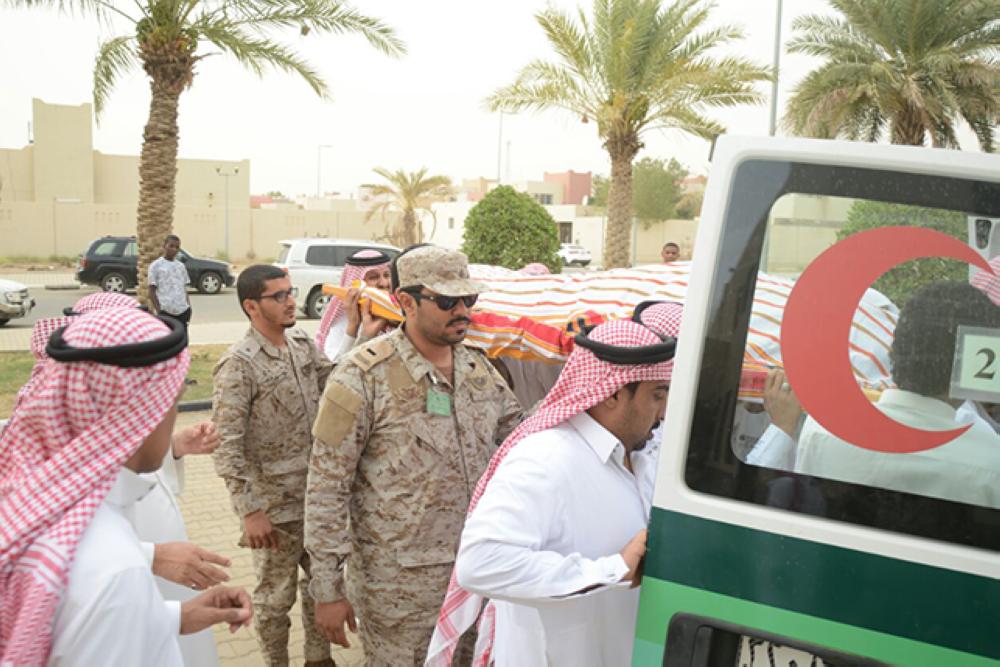 



تشييع جثمان الشهيد الصميلي إلى مقبرة القرية أمس. (عكاظ)