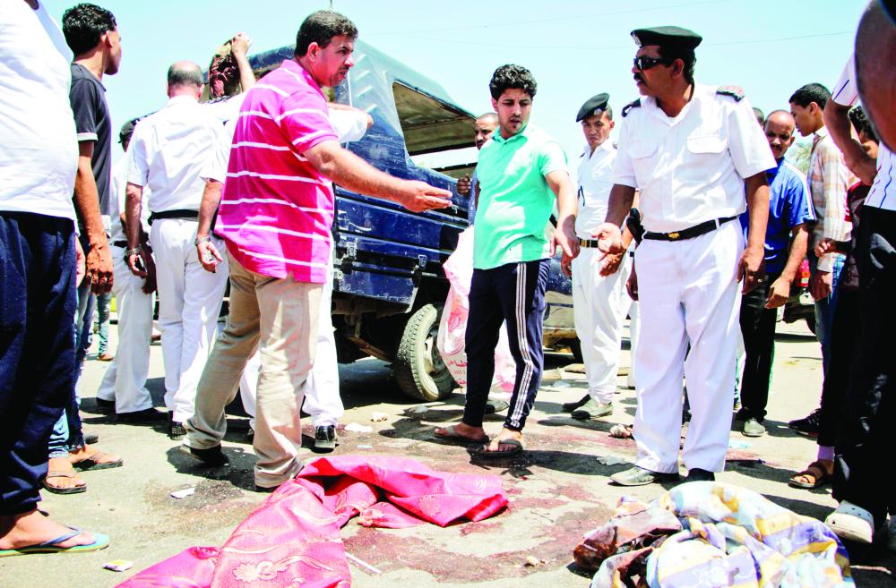 Egyptian policemen inspect the scene of an attack which left five of their colleagues killed in a shooting near Badrasheen, a town some 20 kilometres (12 miles) from Cairo where militants have also targeted security forces in the past, on July 14, 2017. A statement issued by the Interior Ministry said three gunmen opened fire on a police car and then fled, killing a non-commissioned officer, three conscripts and a police employee. / AFP / Ahmed ABD EL-GAWAD
