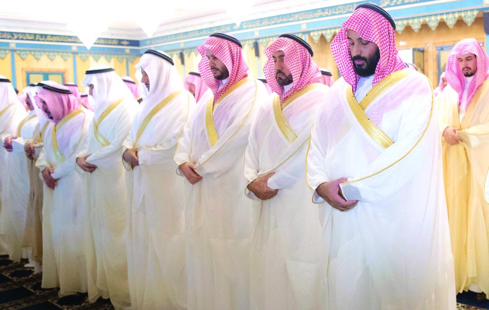 



ولي العهد والأمراء أثناء الصلاة على الأمير عبدالرحمن.