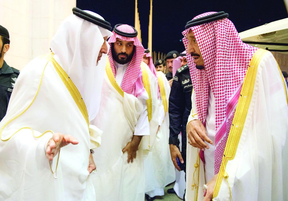 خادم الحرمين متحدثاً مع الأمير خالد الفيصل.