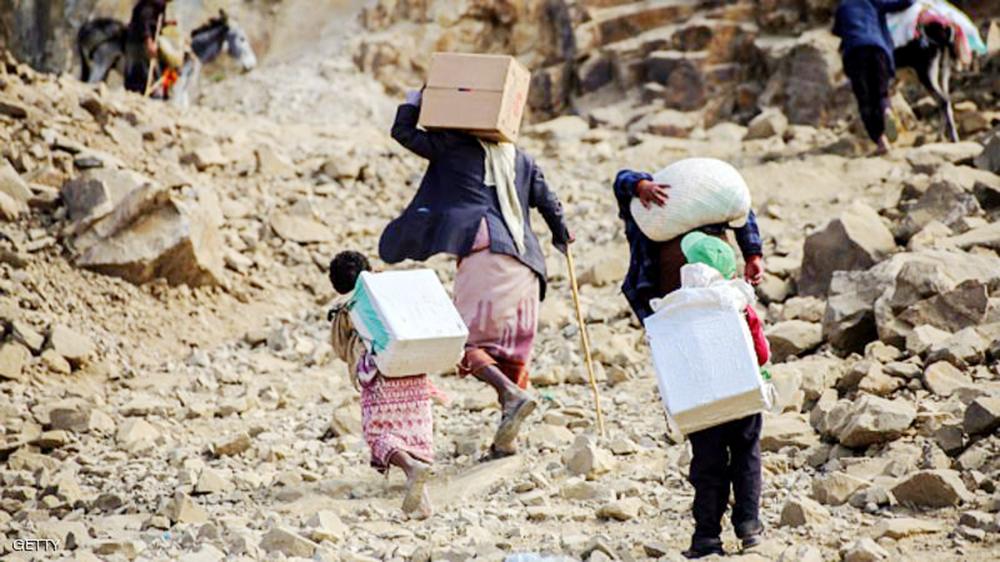 Yemenis carry food parcels as they walk through the mountains along the only path accessible between the southern cities of Aden and Taez on December 26, 2015, since the main roads leading to the embattled city of Taez are blocked due to the ongoing fighting between forces loyal to Yemen's Saudi-backed President Abedrabbo Mansour Hadi and Shiite Huthi rebels.  / AFP / AHMAD AL-BASHA        (Photo credit should read AHMAD AL-BASHA/AFP/Getty Images)