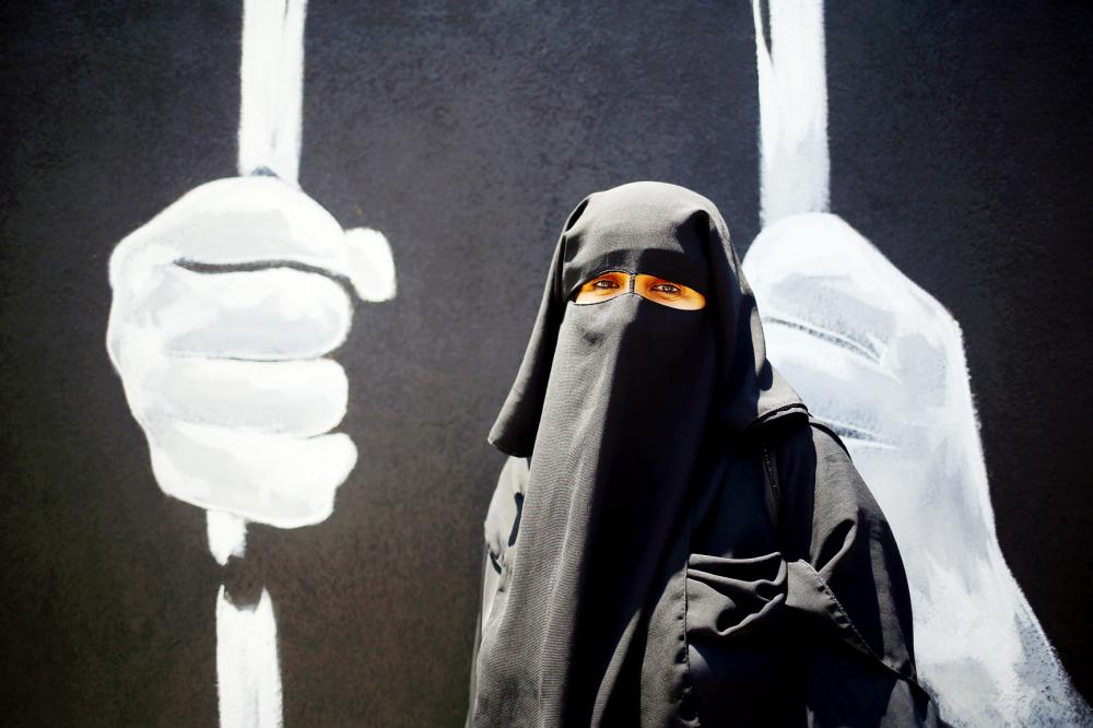 A Palestinian woman attends a demonstration against the siege of Gaza and in solidarity with Al-Aqsa Mosque, in Gaza City on July 18, 2017. / AFP / MOHAMMED ABED
