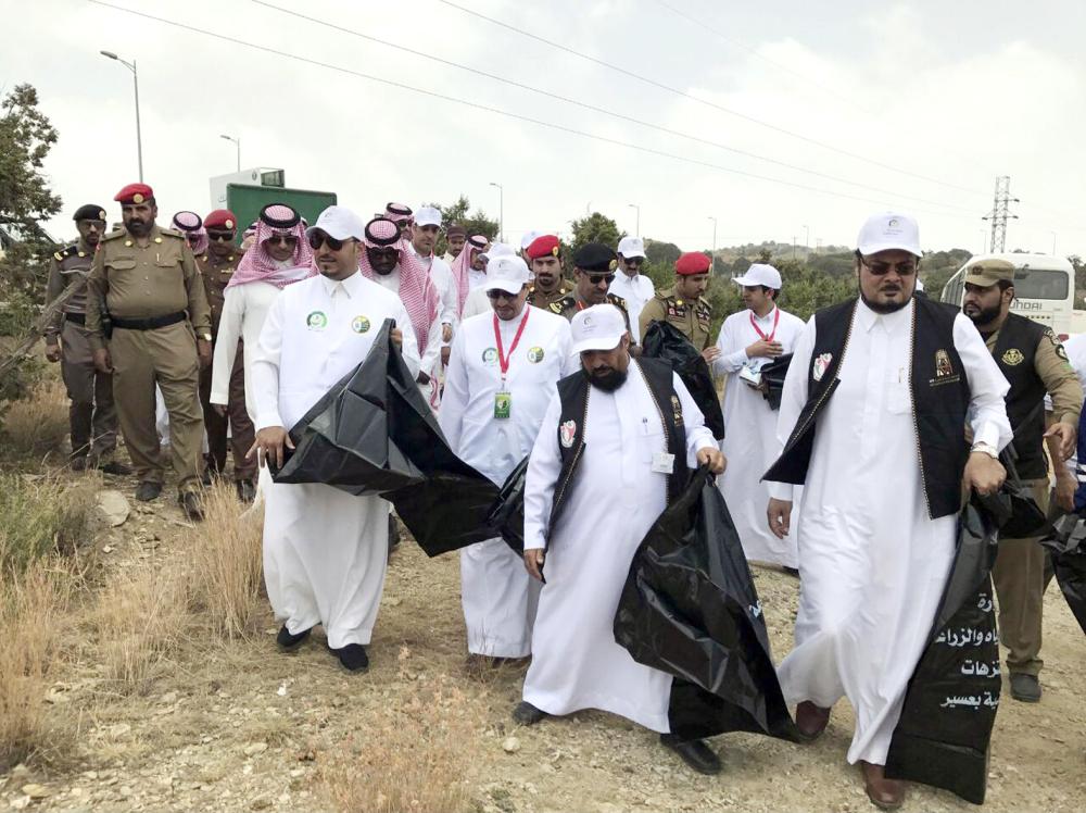 


الأمير منصور يحمل كيساً للنفايات مشاركاً في حملة النظافة، أمس.  (واس)
