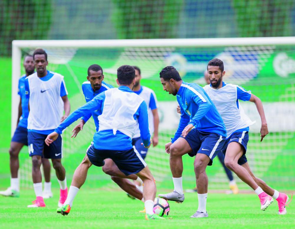 





لاعبو الهلال أثناء التدريبات.