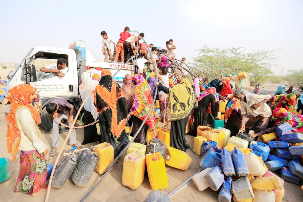 



يمنيون يتجمعون حول شاحنة خيرية لتوزيع مياه الشرب في مدينة باجل في محافظة الحديدة. (رويترز)