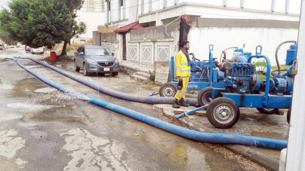 



فرق أمانة عسير تباشر أعمالها الميدانية.