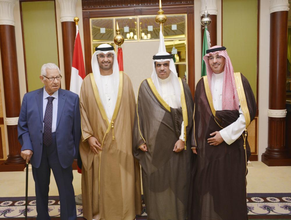 



وزراء الإعلام للدول الداعية لمكافحة الإرهاب خلال اجتماعهم في جدة أمس. (تصوير: ناصر محسن)