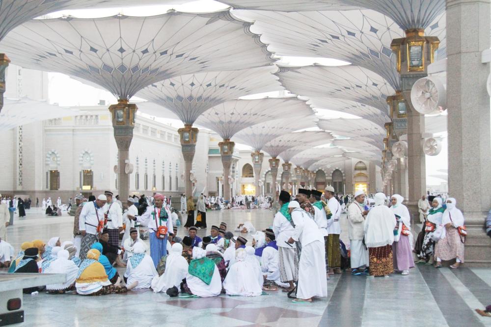 





حجاج في ساحات الحرم النبوي. (تصوير: بندر الترجمي - baltarjami@)