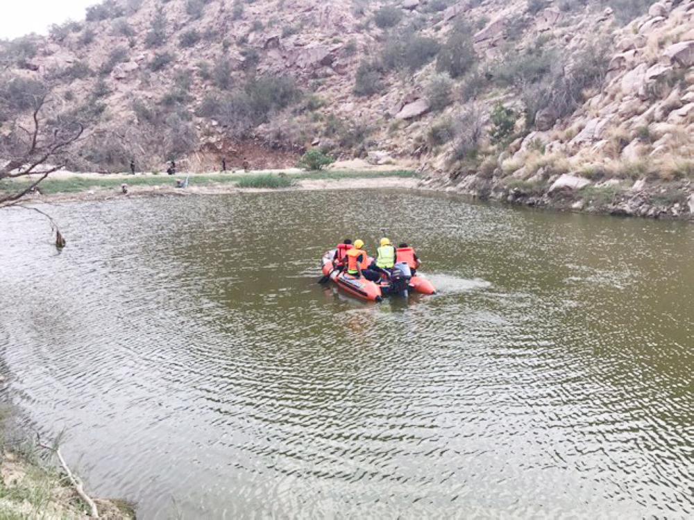 





رجال الدفاع المدني يبحثون عن عبدالمحسن في المستنقع.