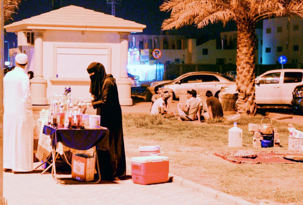 



فتاة تبيع مشروبات الطاقة في ممشى الهجرة بالمدينة. (تصوير: أحمد القحطاني)