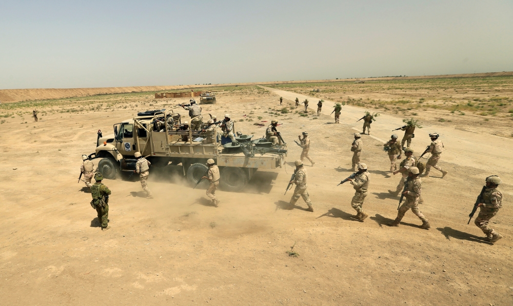 Iraqi Army's 53rd Brigade participate in a live ammunition training exercise with coalition forces trainers at Taji military base north of Baghdad, Iraq August 9, 2017. REUTERS/Thaier Al-Sudani