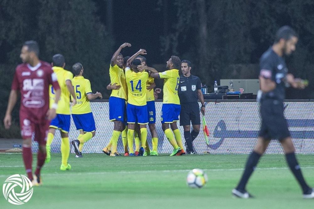 فرحة لاعبي النصر بأحد أهدافهم في شباك الفيصلي.