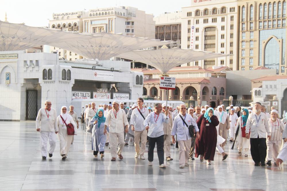 



حجاج في ساحات الحرم. (تصوير: بندر الترجمي) baltarjami@