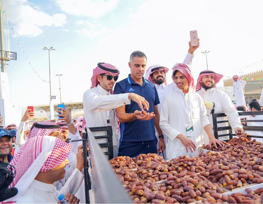 





قوميز يزايد على شحنة تمور في مهرجان بريدة. (تصوير: معاذ الحماد)