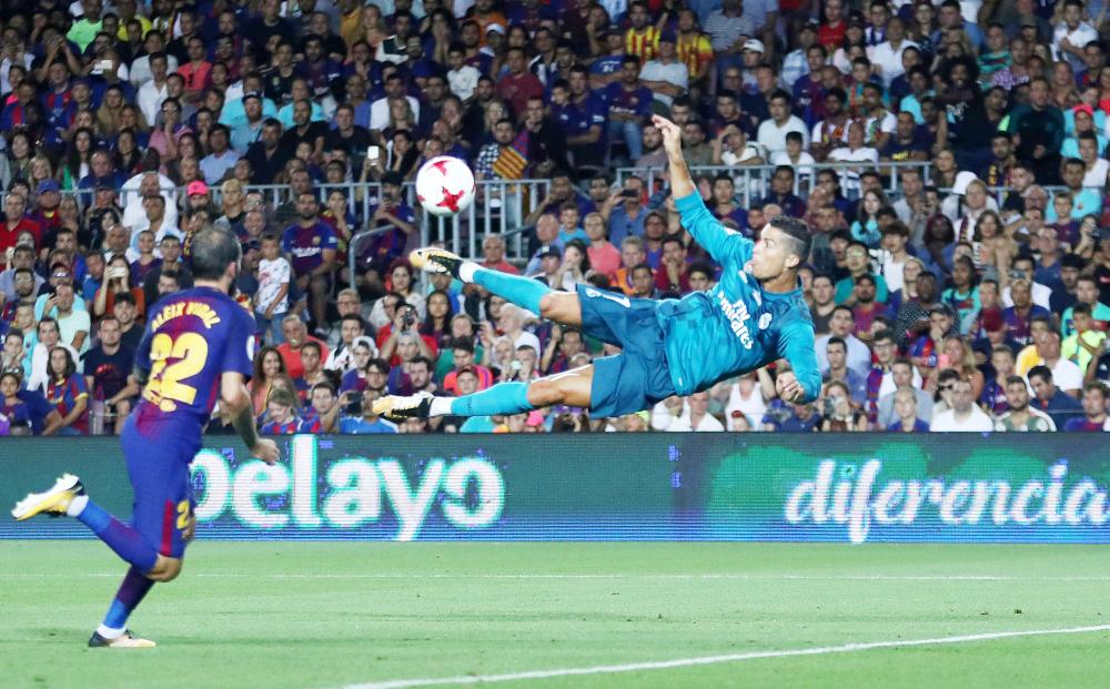 



رونالدو يسدد كرة هوائية خلال مواجهة ريال مدريد وبرشلونة في ذهاب كأس السوبر الإسباني.