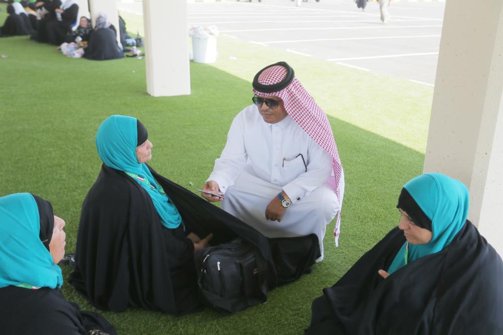 



حاجات عراقيات مع محرر «عكاظ» في منفذ جديدة عرعر. (تصوير: عبدالله الزياد)