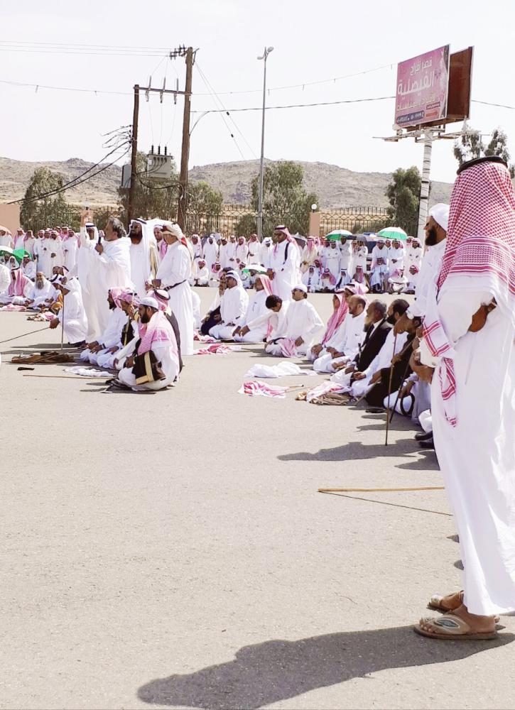 عدد من الساعين في الصلح يرمون غترهم طلبا لقبول إتمام الصلح 