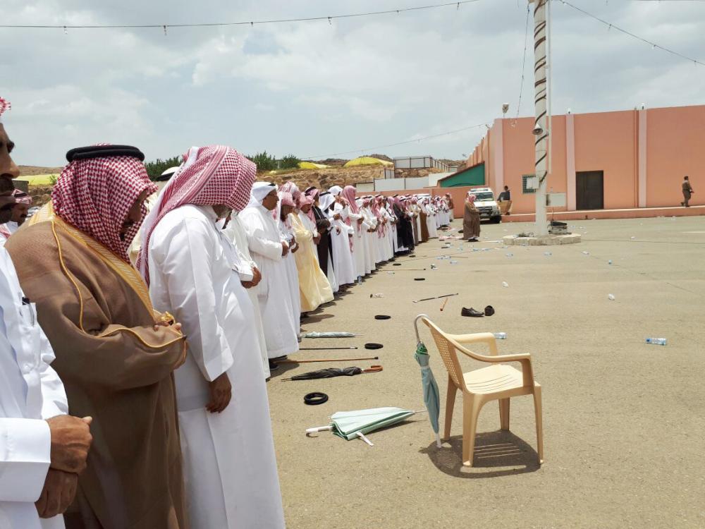 





عدد من المشاركين في الصلح خلال تأديتهم صلاة الظهر.