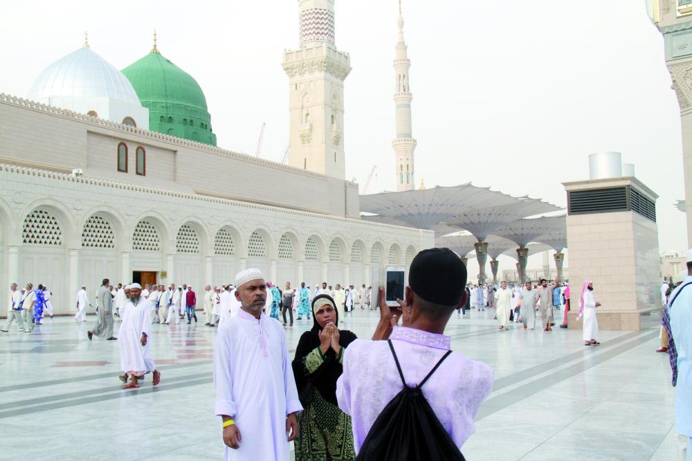 



عائلة توثق زيارتها للمسجد النبوي بصورة تذكارية. (تصوير: بندر الترجمي - baltarjami@)