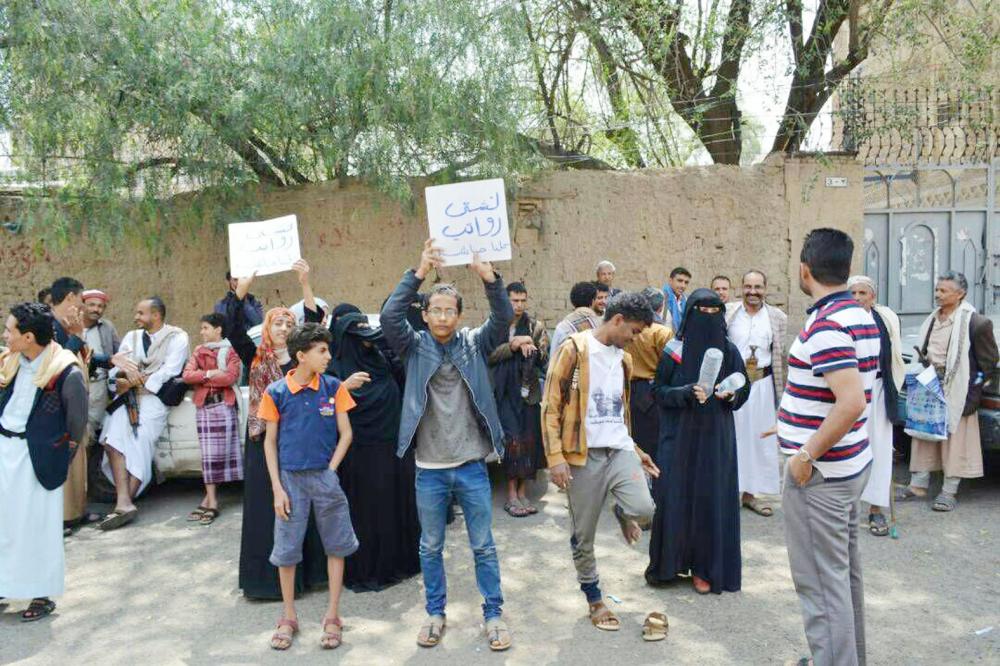 



محتجون يمنيون يطالبون بصرف مرتباتهم في صنعاء أمس. (عكاظ)