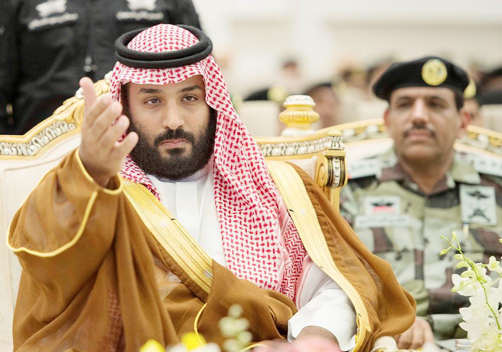 



الأمير محمد بن سلمان خلال استعراضه قوات الأمن. (واس)