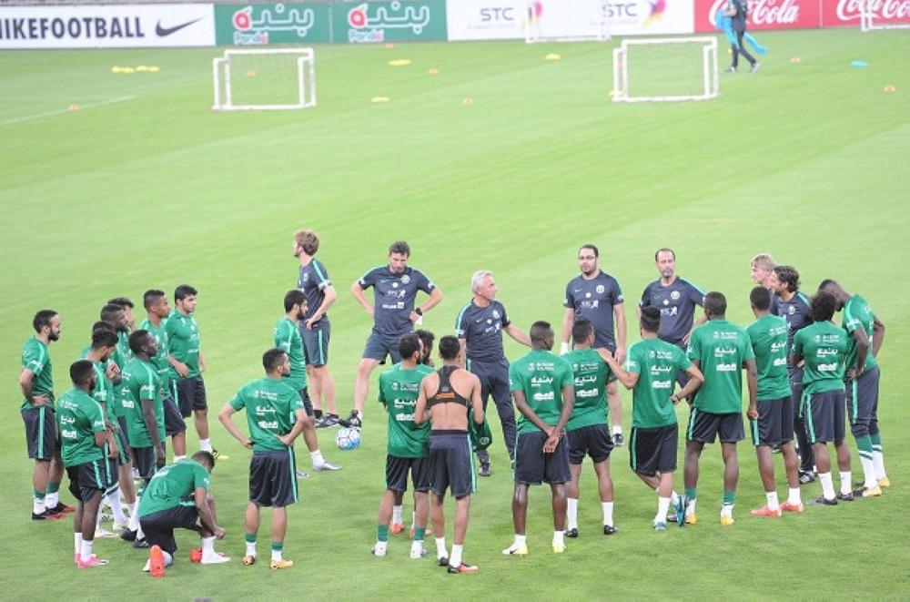 مارفيك وطارق كيال يتوسطان لاعبي المنتخب السعودي خلال مران اليوم