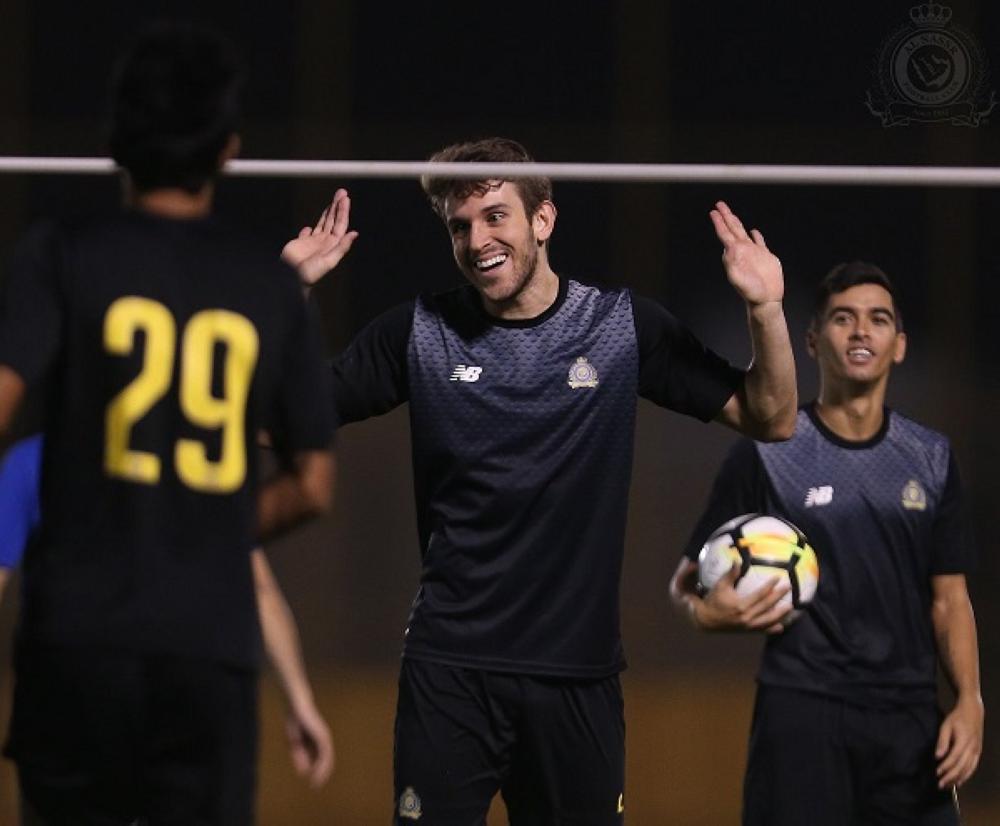 محترف نادي النصر البرازيلي برونو مداعباً أحد زملائه في الفريق عقب نهاية المران اليوم