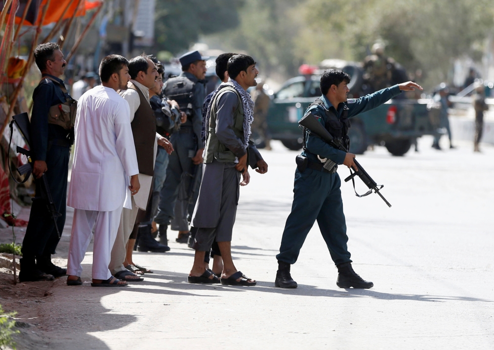 Afghan policemen take position at the site of a suicide attack followed by a clash between Afghan forces and insurgents after an attack on a Shi'ite Muslim mosque in Kabul, Afghanistan, August 25, 2017. REUTERS/ Omar Sobhani