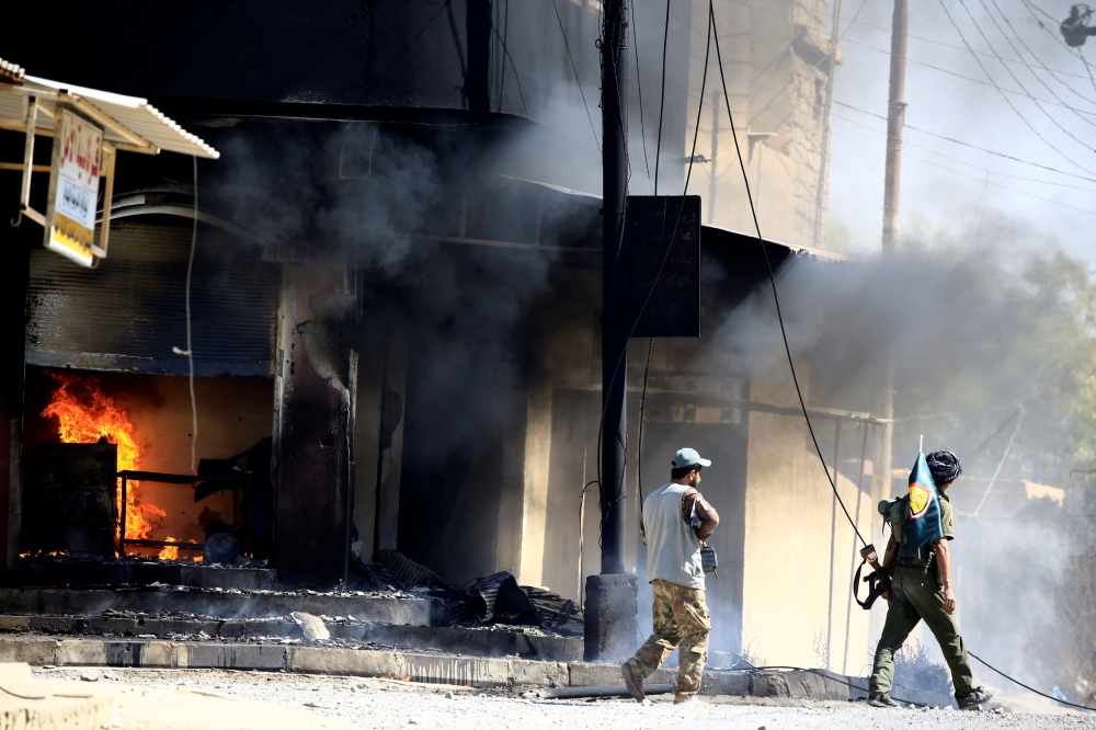 Smoke rises during clashes between the Iraqi army and Shi'ite Popular Mobilization Forces (PMF) against the Islamic State militants in Tal Afar, Iraq August 26, 2017. REUTERS/Thaier Al-Sudani