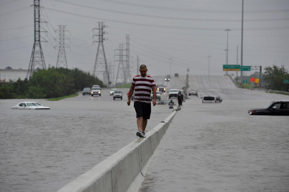 إعصار الـ50 عاماً يقتل ويدمّر.. ماذا يجري في «تكساس»؟