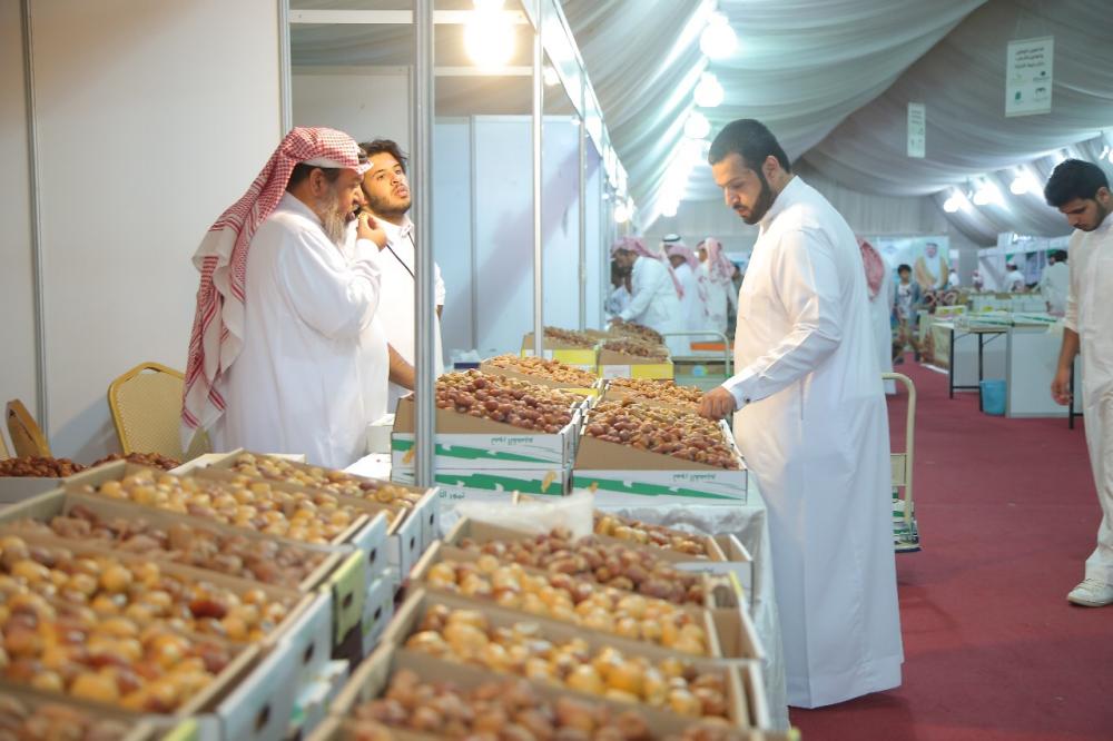 



خيمة التجزئة في مهرجان تمور بريدة استوعبت عددا كبيرا من الشباب. (عكاظ)