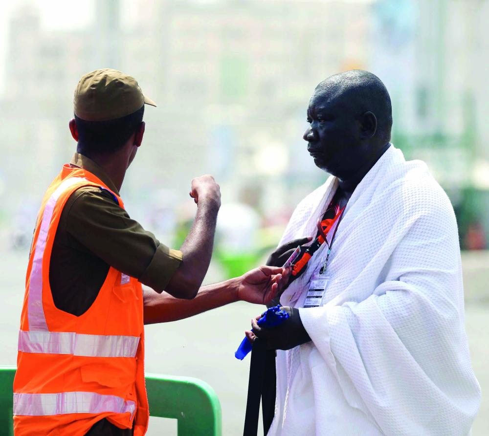 





 أحد رجال الأمن يرشد حاجا إلى مقر إقامته. (تصوير: عمرو سلام)