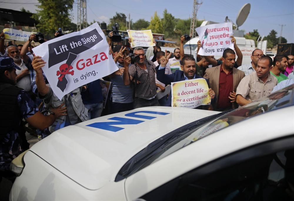  متظاهرون فلسطينيون يحاولون عرقلة سيارة غوتيريش لدى وصوله إلى بيت حانون شمال غزة أمس(ا ف ب