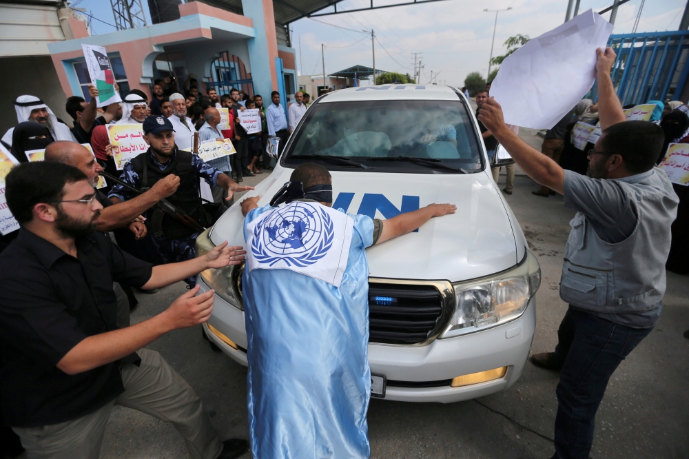 Palestinians try to block the convoy of United Nations Secretary-General Antonio Guterres upon his arrival near Erez crossing in the northern Gaza Strip, August 30, 2017. REUTERS/Ibraheem Abu Mustafa TPX IMAGES OF THE DAY