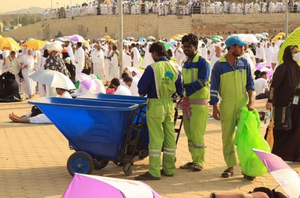 عمال نظافة في مشعر عرفات