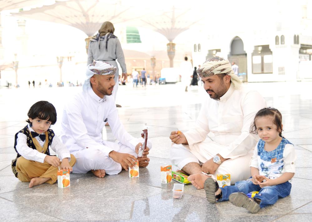 



يمنيون بعد وصولهم إلى المدينة المنورة. (تصوير: حسام كريدي)