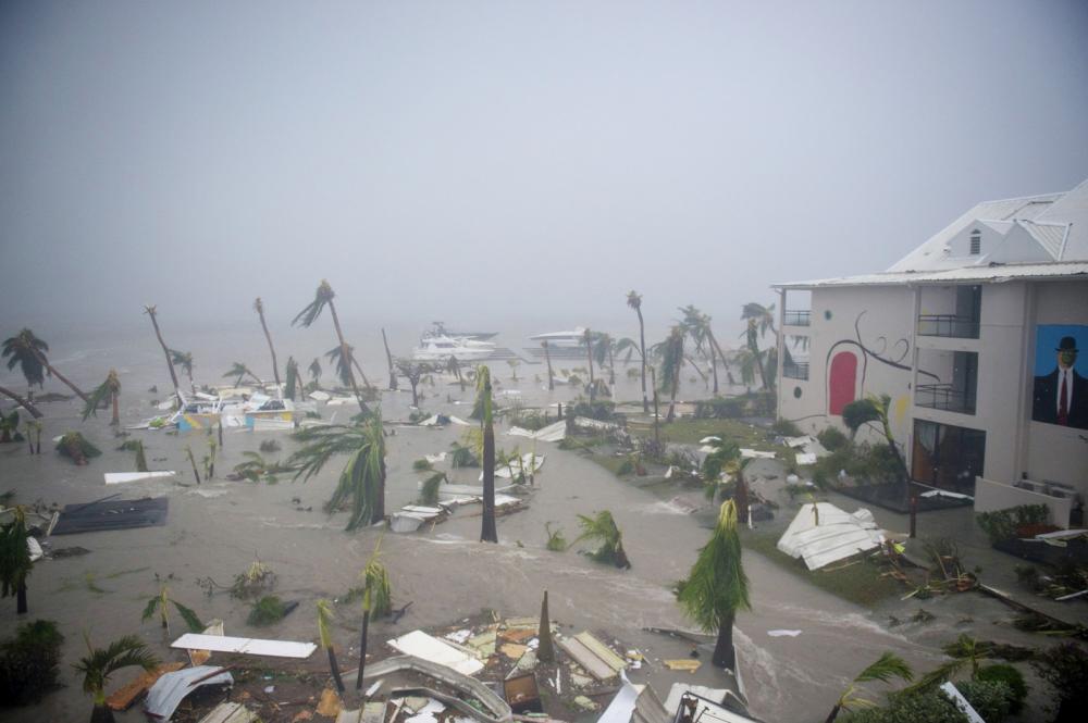 تكدس الحطام بجوار المنازل على شاطئ البحر في أعقاب إعصار إيرما في الدومينيكان أمس. (رويترز)