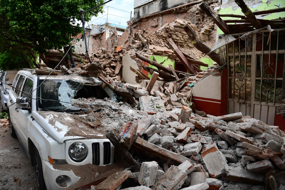 TOPSHOT - View of damages caused by the 8.2 magnitude earthquake that hit Mexico's Pacific coast, in Juchitan de Zaragoza, state of Oaxaca on September 8, 2017.  Mexico's most powerful earthquake in a century killed at least 35 people, officials said, after it struck the Pacific coast, wrecking homes and sending families fleeing into the streets. / AFP / RONALDO SCHEMIDT
