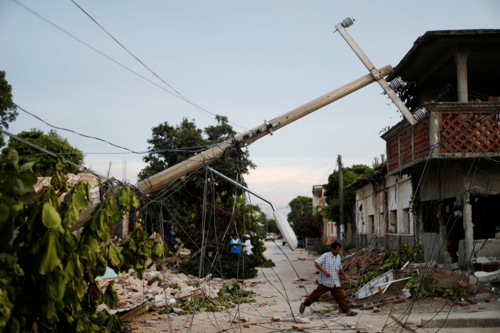 A resident walks near debris on a street after an earthquake that struck off the southern coast of Mexico late on Thursday, in Juchitan, Mexico, September 8, 2017. REUTERS/Edgard Garrido     TPX IMAGES OF THE DAY