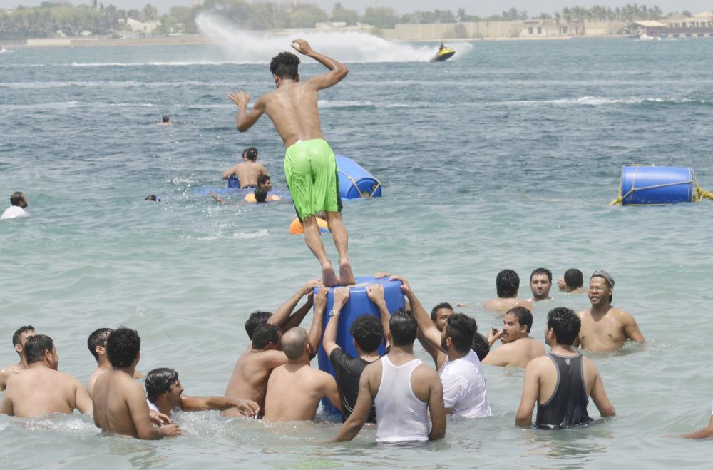 



شبان يستمتعون بالسباحة في بحر الإسكندرية بأبحر الشمالية. (تصوير: موسى الأحمري)