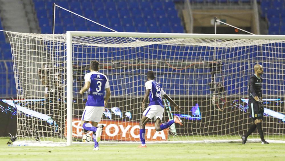 



لاعبو الهلال ينطلقون فرحا بهدف المباراة الوحيد.