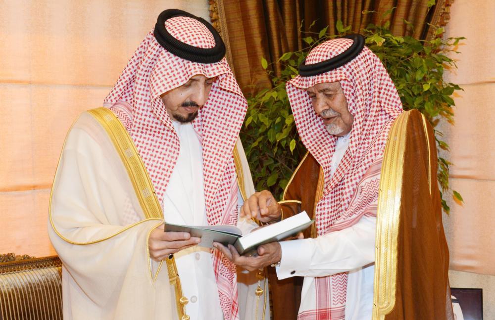 



الأمير فيصل بن خالد يطلع على كتاب بن عفتان.