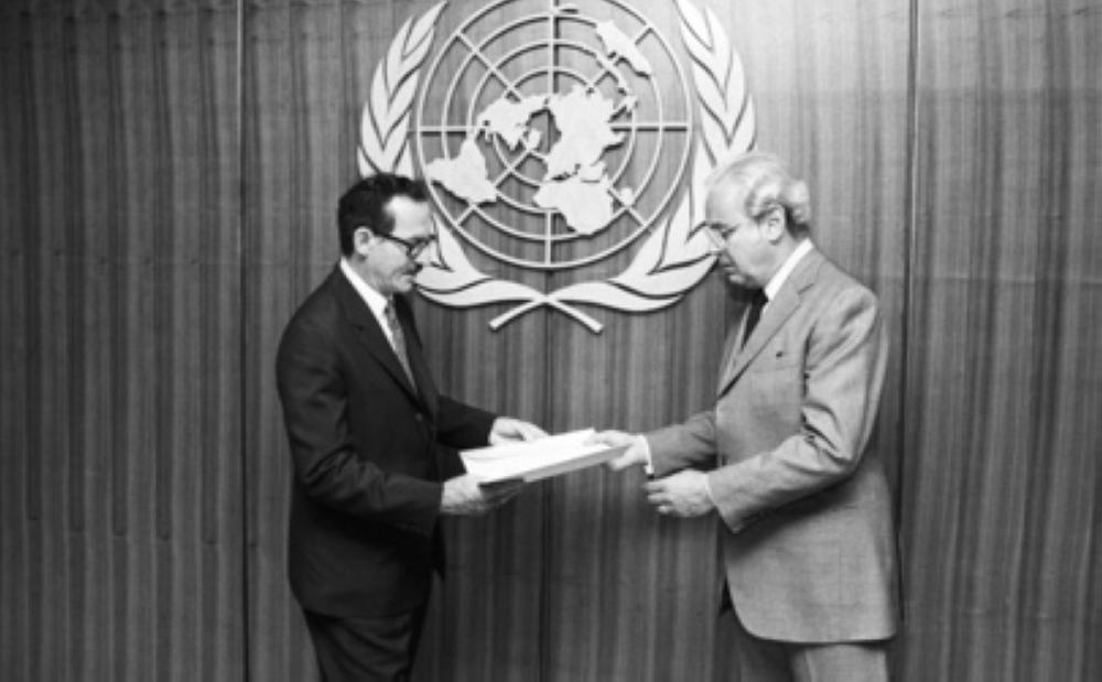 الشهابي (يسار الصورة) في أروقة الأمم المتحدة في نيويورك عام 1991