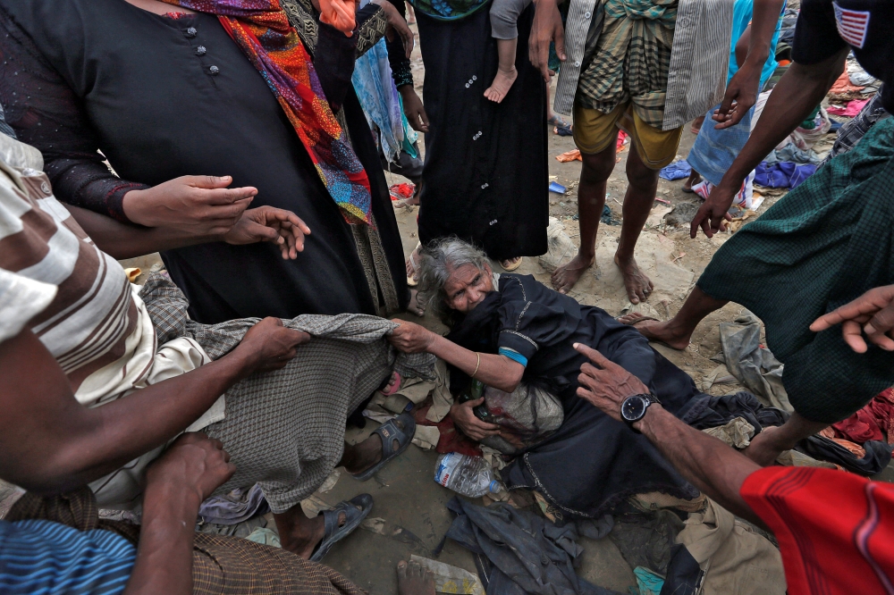 Rohingya refugee's scuffle as aid is distributed in Cox's Bazar, Bangladesh, September 23, 2017. REUTERS/Cathal McNaughton